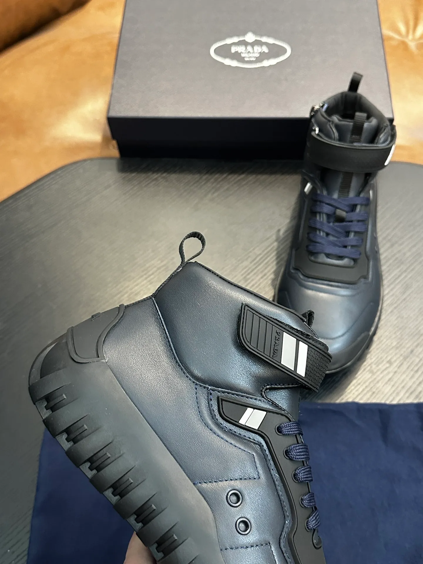 [ PRADA ] Top P: 880💰 ▪️Size: 39-44 (customized at 38.45) Prad*Prada (Mauri order can be made) new men's nylon fabric sneakers This casual sneaker combines elegant and innovative design. It is made of nylon stretch fabric and has a slip-on design. The upper strap is equipped with an adjustable metal buckle, and the letters "PRADA" are eye-catching on the side of the shoe. Comes with full original packaging!